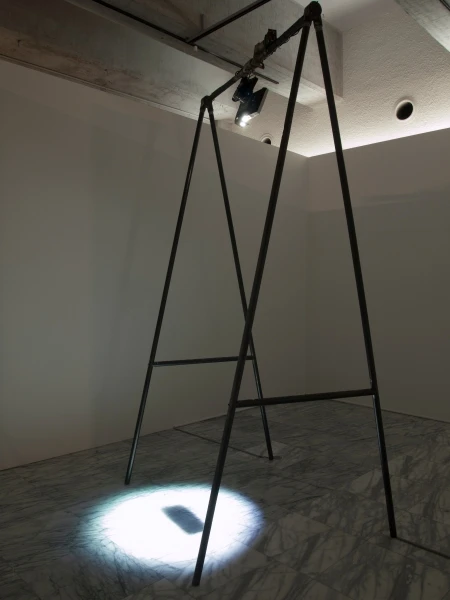 徐瑞憲，《記憶的邊線》，2012，鋼架結構， 感測器、變壓器、投影機，多媒體播放器，320×12×330cm。©徐瑞憲-圖片